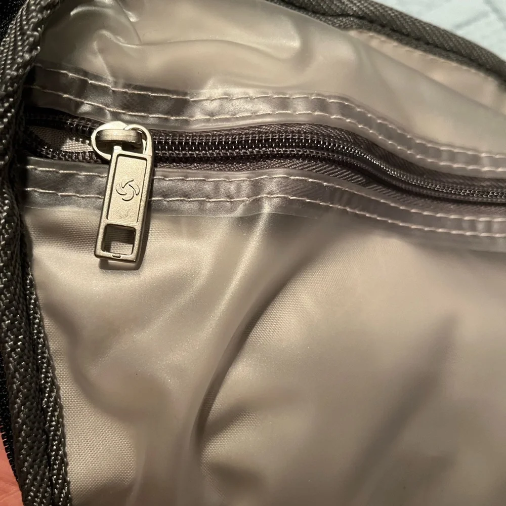 Samsonite Toiletry Kit - Picture 5 of 10